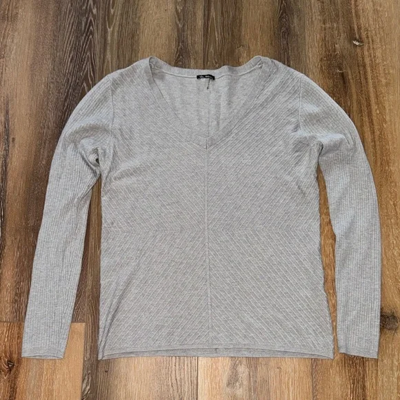 Gray V-Neck Women's Lightweight Sweater Top - Picture 1 of 4